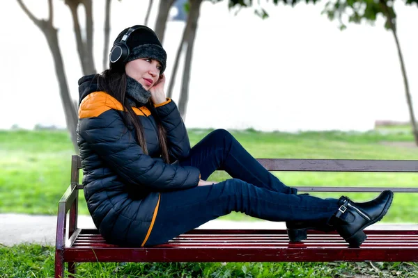 Enfoque Superficial Una Hermosa Mujer Caucásica Escuchando Música Mientras Está —  Fotos de Stock