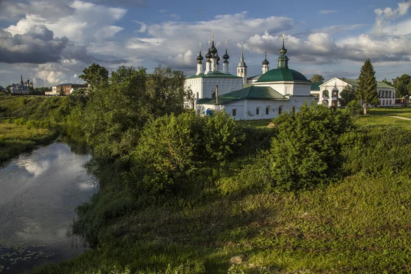 Malebný Záběr Řeku Kamenku Kostel Suzdalu Rusko — Stock fotografie