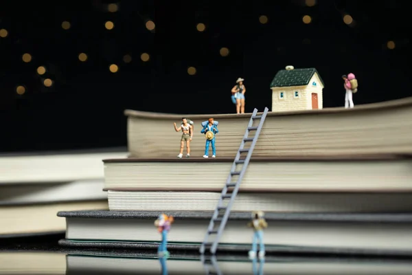 Tiro Foco Seletivo Figurinhas Viajantes Bonitos Livros Com Luzes Bokeh — Fotografia de Stock