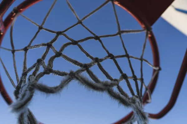 Снимок Баскетбольного Кольца Сеткой Низким Углом — стоковое фото