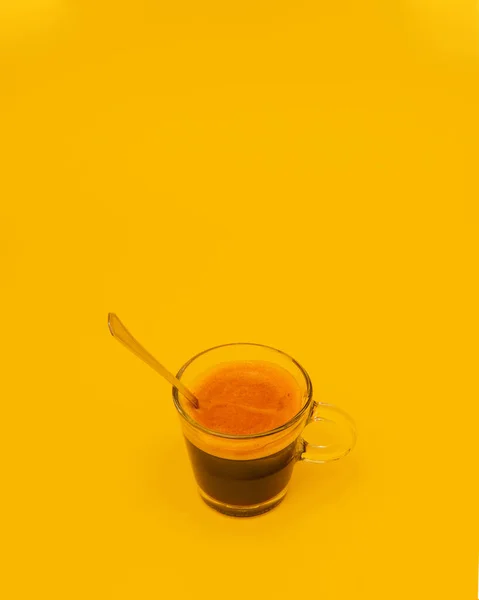 Pionowe Ujęcie Filiżanki Kawy Łyżką Izolowaną Żółtym Tle — Zdjęcie stockowe