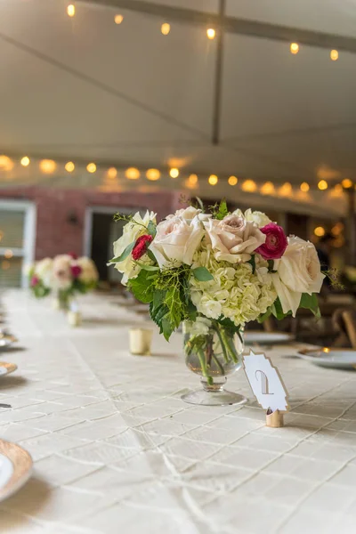 Vertical Shot Flower Arrangement Backyard Wedding Johns Creek Georgia — Stock Photo, Image