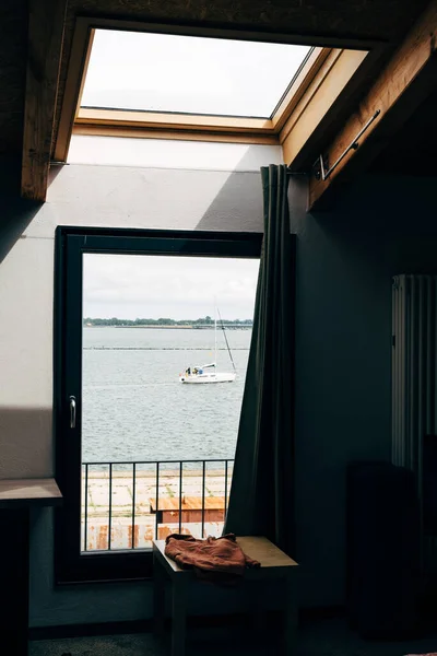 Meerblick Aus Dem Mansardenfenster Vertikale Aufnahme — Stockfoto