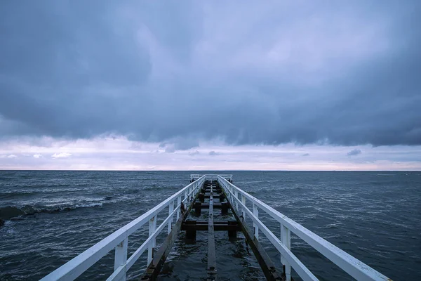 曇り空の下の海に古い金属製の桟橋 — ストック写真