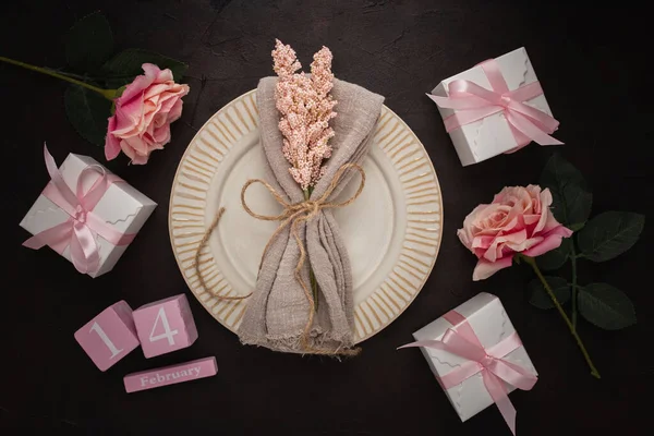 Tabağın Yakın Çekimi Hediyeler Güller Şubat Kelimelerini Tahta Bir Masanın — Stok fotoğraf
