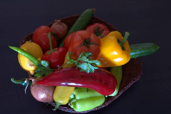 Верхний Вид Красочных Ярких Овощей Темной Поверхности — стоковое фото