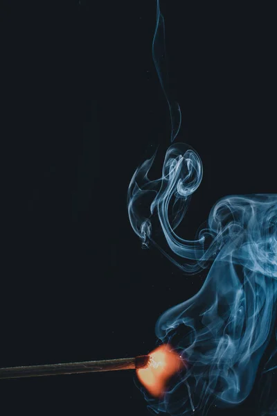 Egy Függőleges Lövés Egy Égő Gyufáról Elvont Füstfelhőkkel — Stock Fotó