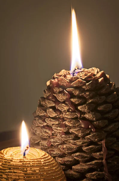 Eine Vertikale Aufnahme Einer Tannenzapfen Kerze Und Einer Kugelförmigen Glitzerkerze — Stockfoto