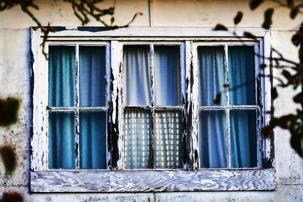 Primer Plano Una Ventana Pintada Blanco Envejecido Una Cortina Azul —  Fotos de Stock