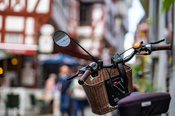 Eine Selektive Fokusaufnahme Eines Elektrofahrrads Mit Frontkorb — Stockfoto