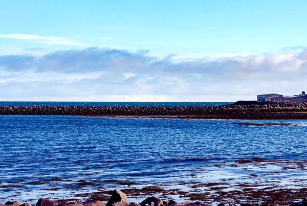 Piękne Ujęcie Błękitnego Morza Pełne Fal Przed Śnieżną Górą Islandii — Zdjęcie stockowe