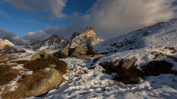 Montagne Innevate Delle Dolomiti Sotto Cielo Nuvoloso Italia — Foto Stock