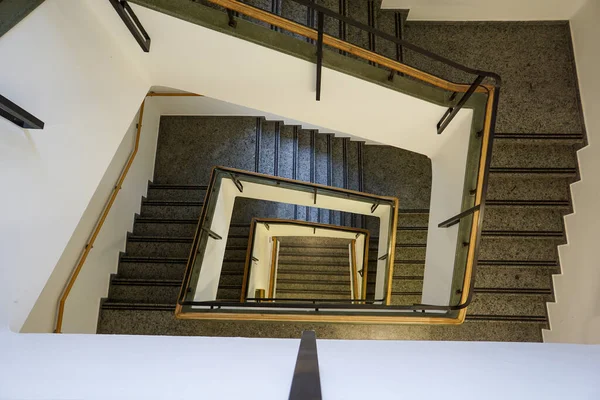 Egy Kanyargó Hosszú Lépcsőház Tetején — Stock Fotó