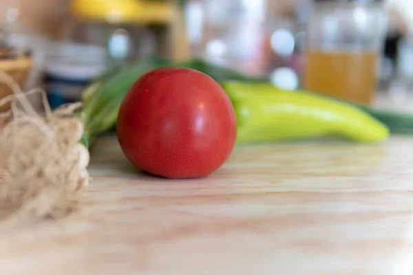 Närbild Skott Grönsaker Bordet Tomat Peppar Kål Gröna Lök Scallions — Stockfoto