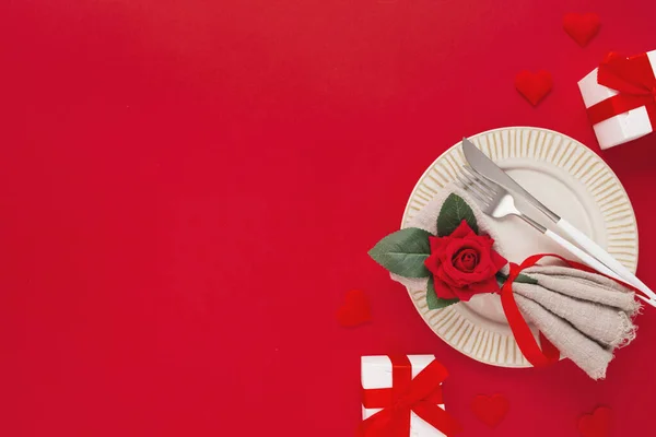 在情人节的自由空间里 红色背景上的花朵 礼物和餐具的特写 — 图库照片