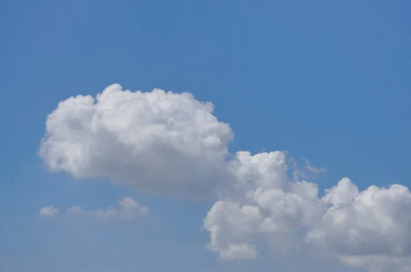 Una Hermosa Foto Del Cielo Azul Las Nubes Blancas — Foto de Stock