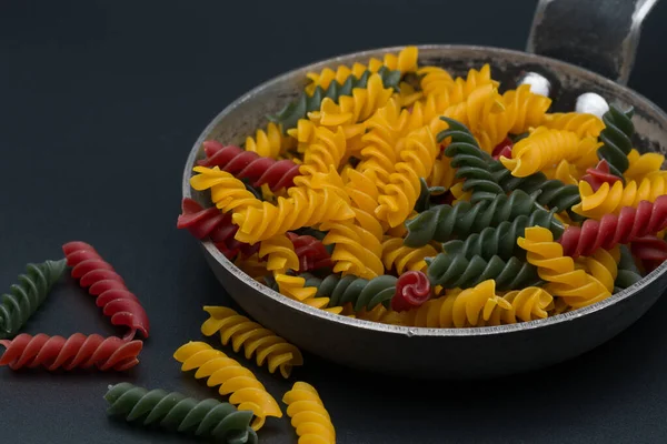 Eine Nahaufnahme Roher Bunter Fusilli Pasta Einer Pfanne Vor Dunklem — Stockfoto