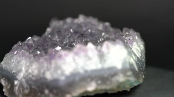 Vista Pedra Mineral Natural Bonita Fundo Escuro — Vídeo de Stock