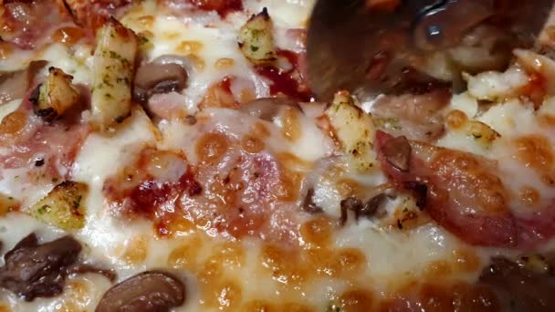 Ręka Cięcia Pyszne Pizzy Nożem Rolkowym Drewnianej Płycie — Wideo stockowe