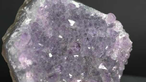 Вид Красивий Природний Мінеральний Камінь Темному Тлі — стокове відео