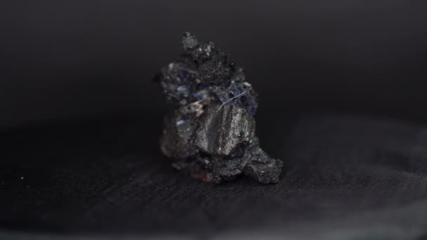 Uitzicht Prachtige Natuurlijke Minerale Steen Donkere Achtergrond — Stockvideo