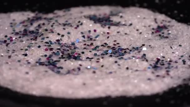 Вид Красивий Природний Мінеральний Камінь Темному Тлі — стокове відео