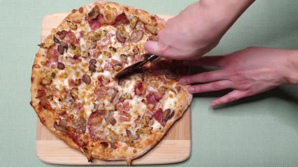 Ręka Cięcia Pyszne Pizzy Nożem Rolkowym Drewnianej Płycie — Wideo stockowe