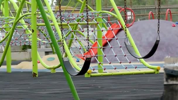 Deux Balançoires Noires Dans Parc Vide Déplaçant Uniquement Par Vent — Video