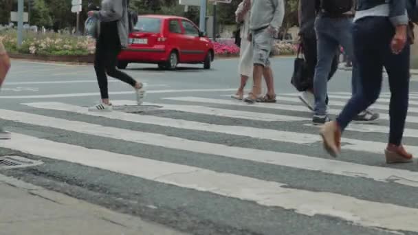 Mensen Die Een Voetgangersoversteek Maken Buurt Van Oude Stad Een — Stockvideo