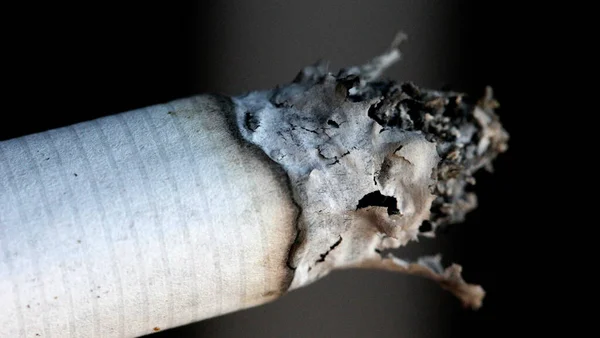 Detailní Záběr Hořící Cigarety Tmavém Pozadí — Stock fotografie