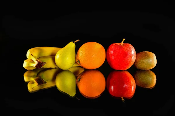 Eine Nahaufnahme Von Reifen Bananen Mit Birne Orange Apfel Und — Stockfoto