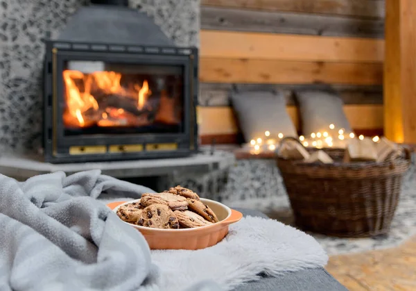 暖炉の背景にクッキーの浅いフォーカスショット — ストック写真