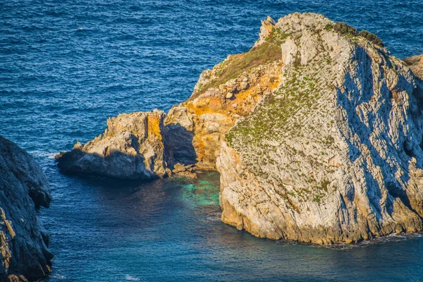 Uma Vista Aérea Uma Grande Rocha Mar — Fotografia de Stock