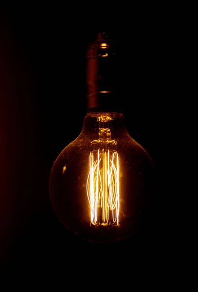 Svislý Výstřel Elektrické Žárovky Tmě — Stock fotografie