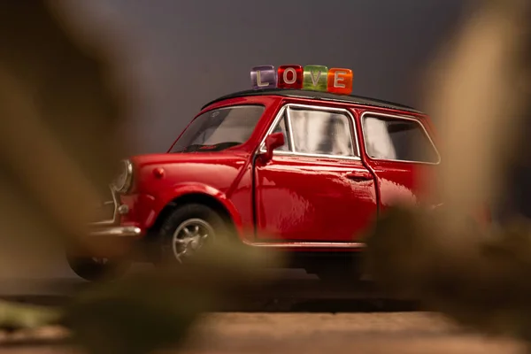 Üzerinde Aşk Yazan Küçük Kırmızı Bir Araba Oyuncağı — Stok fotoğraf