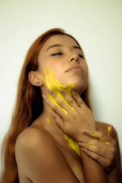 Beautiful Girl Ginger Hair Posing While Covered Yellow Green Paint — Stock Photo, Image