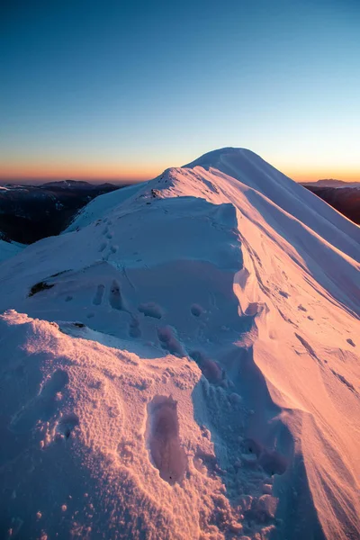 Gün Batımında Karla Kaplı Dağların Dikey Görüntüsü — Stok fotoğraf