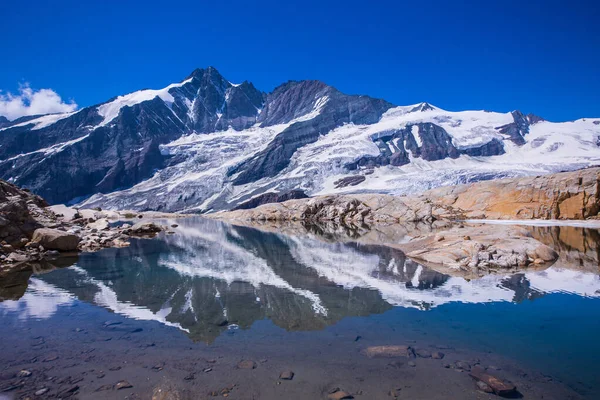 奥地利的最高峰格罗斯克纳 映照在一个湖中 湖中的水来自冰川 — 图库照片