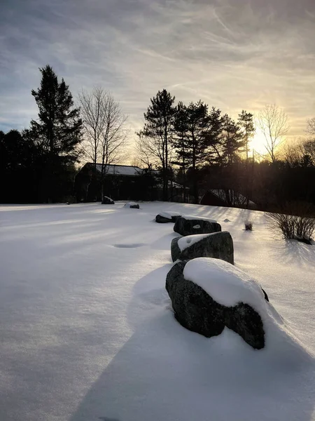 Eine Vertikale Aufnahme Von Schneebedeckten Felsen Auf Einem Feld Mit — Stockfoto