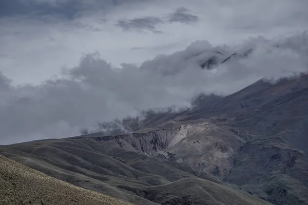 山の峰を覆う雲の美しいショット — ストック写真