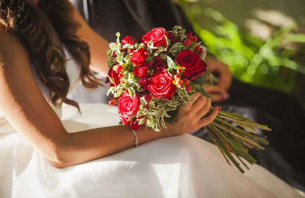 Colpo Fuoco Superficiale Una Sposa Che Tiene Bellissimo Bouquet Sposa — Foto Stock