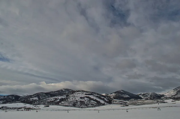 Sisli Bir Günde Güzel Karlı Dağların Büyüleyici Manzarası — Stok fotoğraf
