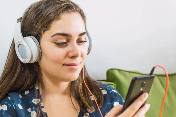 Uma Jovem Mulher Feliz Ouvindo Música Sentada Sofá Casa — Fotografia de Stock