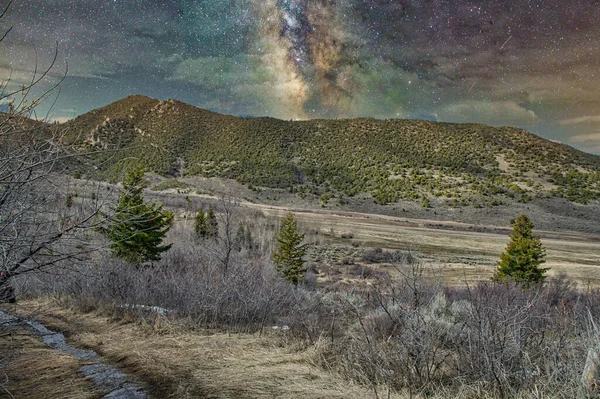 Eine Faszinierende Aufnahme Einer Wunderschönen Berglandschaft Unter Der Milchstraße — Stockfoto