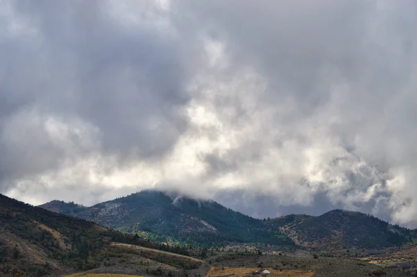 Plan Envoûtant Beau Paysage Montagneux Par Une Journée Brumeuse — Photo