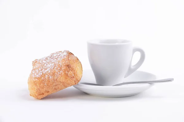 Närbild Kopp Kaffe Med Pain Chocolat Med Socker Pulver Isolerad — Stockfoto