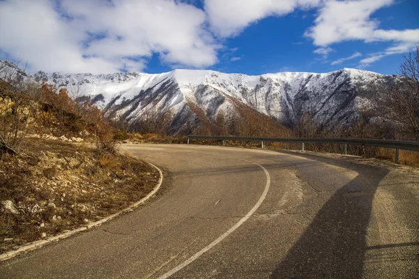 Une Route Sinueuse Entourée Collines Arbres Couverts Neige Sous Lumière — Photo