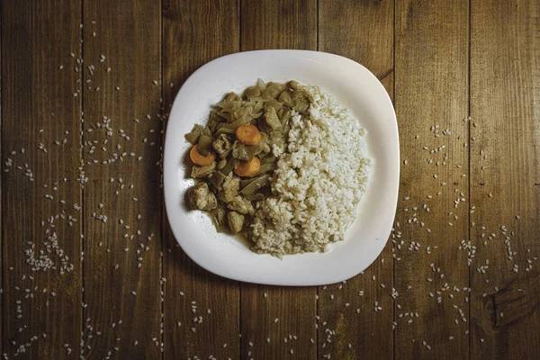 Uma Vista Superior Arroz Frito Com Frango Legumes Mesa Madeira — Fotografia de Stock