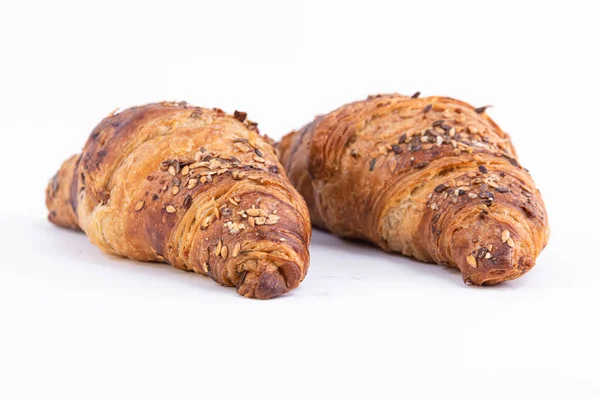 Egy Közeli Kép Finom Croissant Szezámmaggal Elszigetelt Fehér Alapon — Stock Fotó