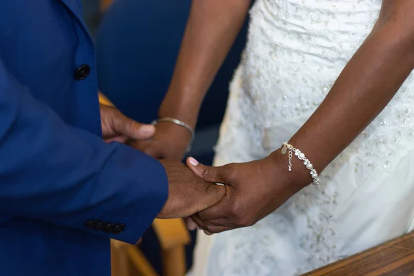 Ein Junger Schwarzer Mann Und Eine Junge Frau Heiraten — Stockfoto